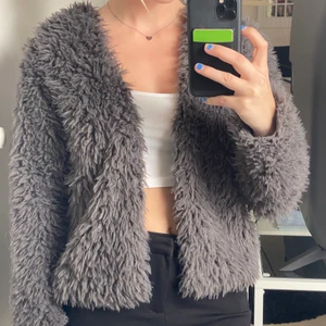 Mjuk mörkgrå jacka/ kofta 💐 - Passar bra som vårjacka. Väldigt mjuk. Använd ca 3 gånger 🌼 storlek M