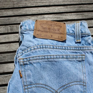 Levis jeans - Säljer mina vintage Levis jeans eftersom jag inte använder dom längre. Innerbenslängd är 76, midjemått 75. De är väl använda och har några hål på baksidan, skriv för fler bilder. Passformen är ”slim fit tapered leg” men jag skulle säga att de är relativt lågmidjade som oversized och baggy 