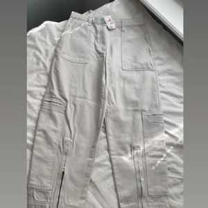 Byxor  - Säljer mina skit snygga beiga byxor köpta på HM med etikett på i  storlek 42( jätte liten  i storleken) för endast 200kr ny pris på dem är 500kr kan även leverera, köparen står för frakt 