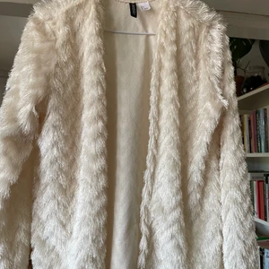 JACKA - Gräddvit tröja/jacka utan knäppning  Från DIVIDED, polyester, storlek small 