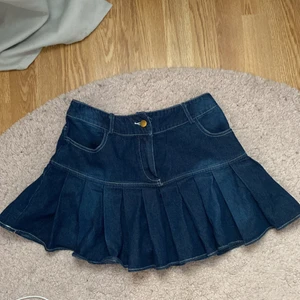 Kjol - Söt kjol från shein, strlk M ☺️ bra skick jag kan mötas upp annars står köpare för frakt! Kjolen har inbyggda shorts!