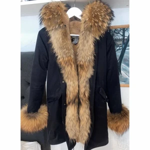 Parka jacka - Hej! Jag säljer nu min Parka för 2900kr, köpt för 5000kr från Butik Garoff. Använts endast 2-3 ggr, Anledning till varför den säljs är för den inte används och tar onödig plats i garderoben. Väldigt fin päls som man kan ta av och sätta på. Hör av er 