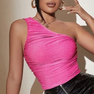 Glittrig rosa topp 💕👄 - Glittrig rosa topp som passar perfekt till party och tjejkvällar 💖 Nyskick! 