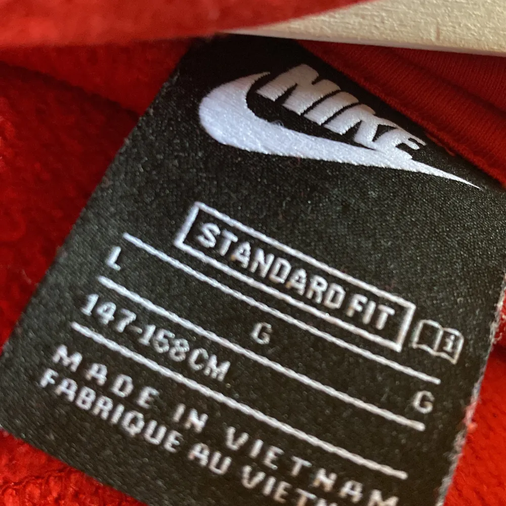 Röd Nike hoodie som är använd väldigt få gånger och som NY!!😻 stl 147-158 cm passar en XS och XXS. . Hoodies.