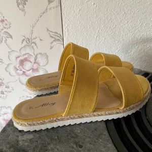 Sommartoffla - Gula tofflor/sandaler i storlek 37, men passar mig som har 36 också. Använda Max 3 gånger så är i bra skick. Hör gärna av er vid frågor eller om fler bilder önskas ❤️