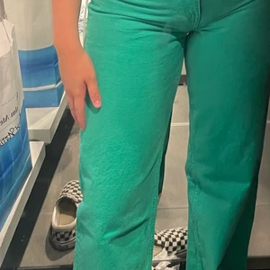 Gröna jeans - Säljer mina gröna jeans från zara pga kommer inte till användning🥰 köparen står för frakt 