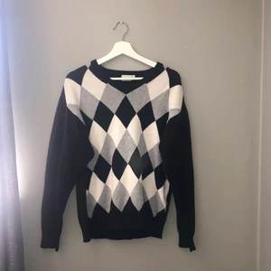 stickad tröja - Säljer denna superfina rutiga tröjan från disney!🌷 Köptes här på plick för ett år sen men den har inte kommit till användning☺️ Strl M och passar bra som lite oversized på mig med XS-S, hör av er vid intresse💕💕