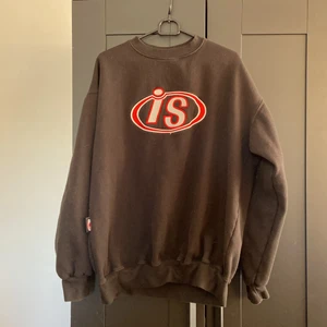 Is - Fin sweatshirt, i bra skick och riktigt mysig. Storlek /L/XL. Har två exakt likadana om någon mer vill ha en. Skriv vid frågor och funderingar. Frakt tillkommer ✨