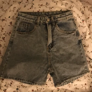 Jeans shorts💕💕 - säljer mina härliga shorts nu då det är för små. Färgen på shortsen ären väldigt fin ljus blå färg.🪲🪲🪲 Den har orange brodering och sitter skit snyggt på. 🧚🏼‍♀️🧚🏼‍♀️ Det är i bra skit då det inte är använda 💙💙