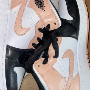 Jordans 1 mid  - Köpta på restock.se, 2021. Använda bara 2 gånger och är helt fel fria. Nypris 2100, säljer för 1200 men vid snabb affär kan priset diskuteras. 
