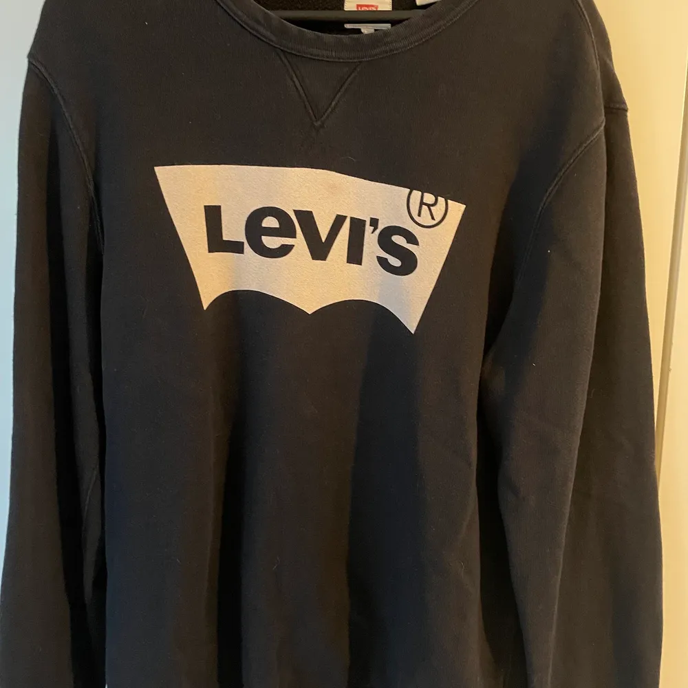 Sweatshirt från Levis i storlek L. Några år gammal tröja men ser fortfarande bra ut. . Tröjor & Koftor.