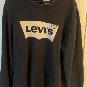 Sweatshirt från Levis i storlek L. Några år gammal tröja men ser fortfarande bra ut. 