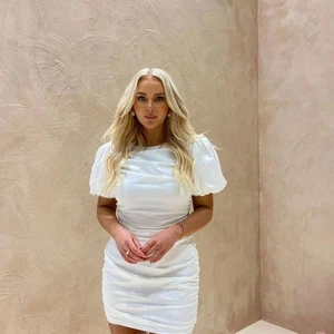 Nelly klänning linn ahlborg - Säljer Linn Ahlborgs klänning i samarbete med Nelly. Har använt den en gång på studenten, den är hel och ren i väldigt bra skick! Finaste klänningen ja äger och så skön! Inte genomskinlig. Den är i storlek L och jag är 180 lång. Går till halva låren ungefär så den är inte för kort! 