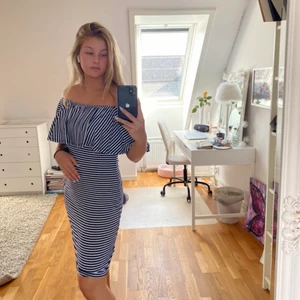 Klänning  - Säljer denna superduper snygga off shoulder klänningen. Passar perfekt nu till sommaren. Köpte den i Kroatien 2019 på yachting time. Har använt den 1 gång. Den är figursydd slutar precis vid knäna (jag är 166). Köparen står för frakten.