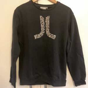 Långärmadtröja från Wesc - En svart långärmad tröja från Wesc. Säljer för 60kr + frakt 