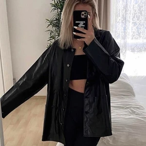 jacka - svart jacka som inte kommer till användning! storlek M (oversized S) o passar till allt:)