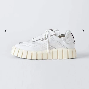 Eytys oracle sneakers - Intressekoll på mina skitsnygga eytys. Jag har ett par liknande skor och dessa har inte kommit till så mycket användning. Använda ca 5 gånger, Nypris 2200🤍🤍 kartong och dustbag finns kvar. 
