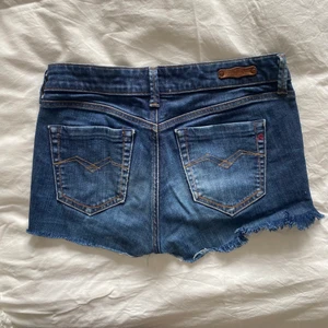 Vintage replay-jeansshorts - Supersnygga vintage jeansshorts från replay💗 står inte W/L men passade mig som hade en S men skulle även funka på XS-M beroende på önskad passform💗 inga tecken på användning eller defekter💗 Passform: Low 💗 OBS: (Kan ej ta fitpics)