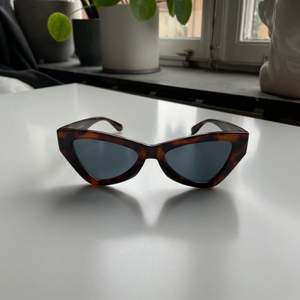 Solglasögon från Stradivarius i fint skick.                    ☀️PS. Kolla gärna in mina andra annonser då jag säljer många solglasögon just nu!☀️