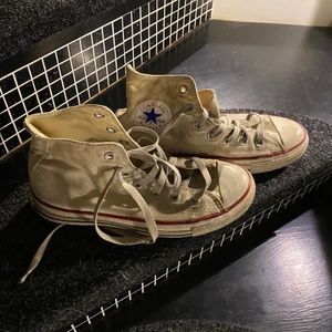 Converse - Säker dessa vita snygga Converse🙌använda men bra skick! Stl 38💞pris kan diskuteras!