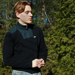 Lacoste tröja - En fin lacoste tröja i storlek XS. Lite nopprig men förutom det är tröjan i fint skick