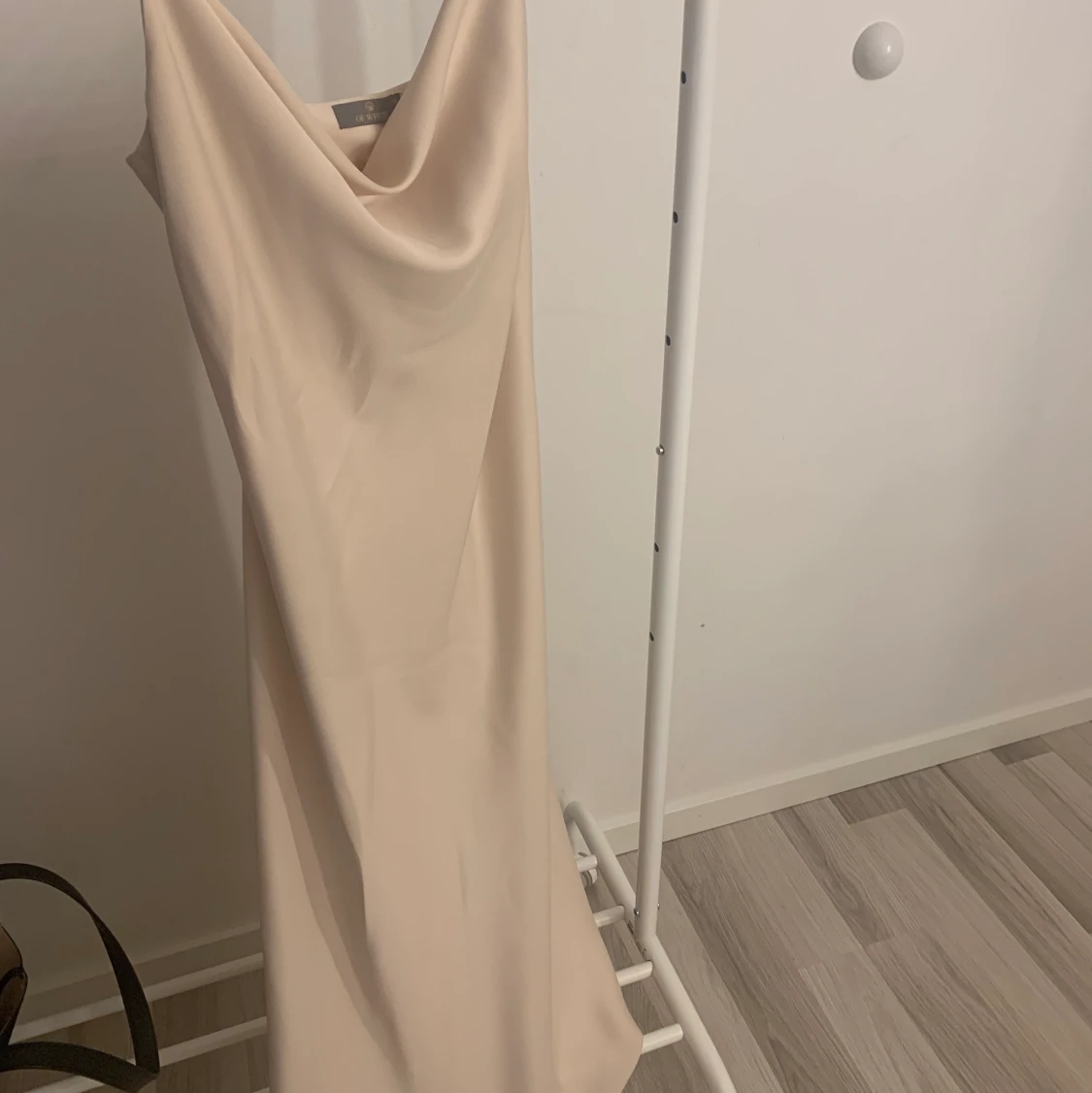 Klänning, material mer åt silkes hållet