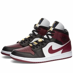 Air Jordan 1 mid black dark beetroot - Är inte säker ifall jag vill sälja eller inte men vill kolla ifall nån skulle vara intresserad av att köpa mina Nike air Jordan 1 mid black dark beetroot. Haft i 1 år men väldigt sparsamt använda. Kan skicka mer bilder på dom om de önskas. Äkta såklart! Pris kan diskuteras men om fler är intresserade blir de budgivning.😊 storlek 40,5 men passar mig som är 39. 