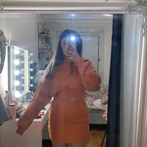 En superfin orange festklänning ä. Den är så gott som ny och i storlek M men skulle säga att den passar S också, jag står för frakten! 