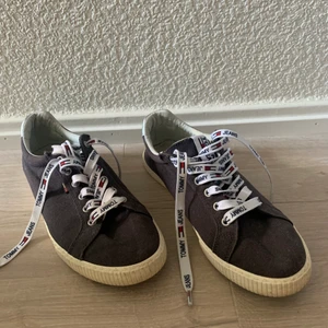 Tommy hilfiger skor  - Snygga somriga skor, använda men ser nya ut på! I tyg och snygg silverditalj bak, och märke på sidan! Skriv gärna vid frågor och om pris🌟 