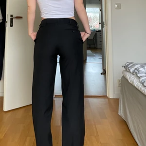 Svarta kostymbyxor - Säljer dessa sjukt snygga kostymbyxor, de har perfekt mid-waist och är bootcut/raka i benen!! Sydda av skräddare så i mycket bra kvalite☺️