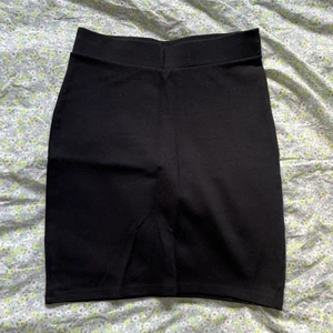 Svart tight kjol - Svart tight kort kjol från BikBok. Storlek XS. Bra skick.