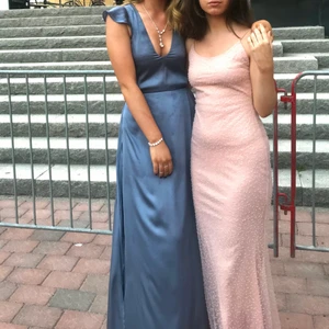 Balklänning  - Säljer min superfina balklänning som tyvärr inte passar mig längre. Den är i storlek 34 och köpt på h&m för några år sedan. Endast använd en gång, är i nyskick. Jag är 167 cm och den passar mig perfekt i längden med ett par klackar till. Hör av med om ni har några frågor eller vill ha fler bilder 🦋