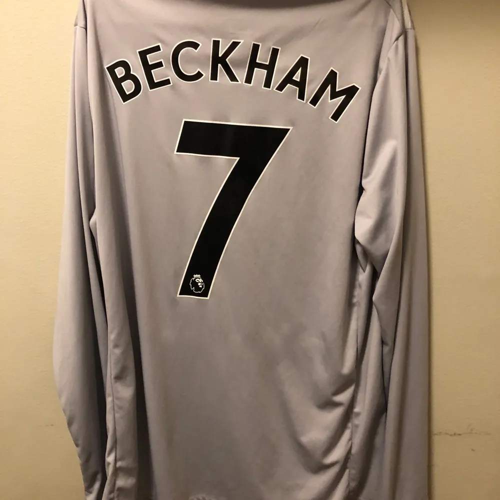 Manchester UTD David Beckham nummer 7 tröja. Använd men i bra skick. Långärmad tröja so är för stor för mig så har ingen användning. . Hoodies.