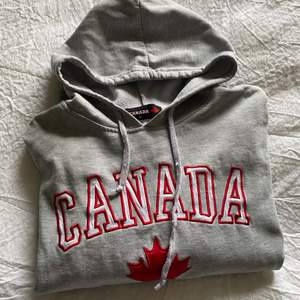 Snygg grå Canada hoodie i storlek M! Använd men i väldigt bra skick. Skriv privat för fler bilder. Frakt tillkommer! Pris kan diskuteras🤍