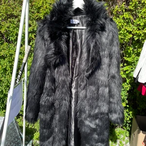 Pälskappa Nakd x Linn Ahlborg - Svart pälskappa från Linn Ahlborgs kollektion med Nakd. Storlek 36 men skulle även säga att den passar 34. Inte äkta päls.