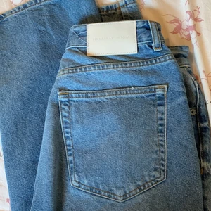 Nya pull&bear jeans! - Hej! Säljer ett par nya pull&bear jeans som är använda endast en gång! Jag älskade jeansen men tyvärr insåg jag att de var lite för korta på mig efter användningen! Rensar garderoben och säljer detta par jeans för 100kr! Super snygga längst ner på ändarna! Strl 40 men passar mig som är 38-40 bra 