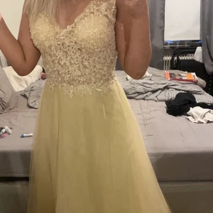 Balklänning - Jättefin balklänning, säljs pga att jag valde en annan. Vet inte riktgt storleken, men passar bra på mig som är en M! Köpt för 2500!