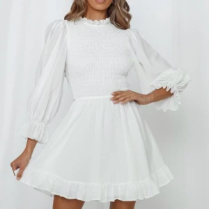 Klänning storlek M  - Säljer denna fina studentklänning som jag använde på min student 2021. Använd under 1 tillfälle och är i fint skick. Kan skicka fler bilder på klänningen om ni vill ha det. Köpt för 1100 kr + tull på 400 kr. Knyts med rosett baktill. 