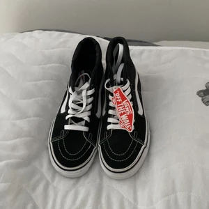 VANS höga - Jag säljer jätte snygga och helt oanvända VANS skor. Skorna är i mycket bra skick. skorna är också super fräscha och har aldrig använd. Kan mötas om du bor i Sthlm. Passar alla kön. 