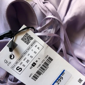 ZARA KLÄNNING  - Säljer den hära finna klänningen från zara alldrig använt för ut, 