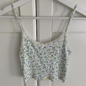 Gulligt linne från Brandy Melville💙 - Super fint linne ifrån Brandy Melville! Så fint till sommaren och bara använt ca 2-3 ggr. 🥰