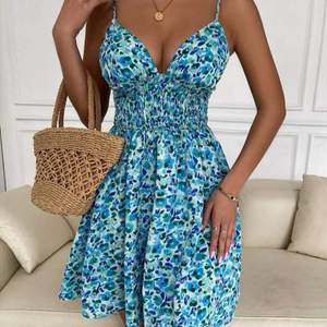Säljer denna helt nya oanvända klänning ifrån Shein då den var för stor för mig 😰😰 strl S!! 100kr+frakt 💚💙