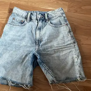 Säljer mina jätte fina hm shorts som är köpta förra året🌺 skriv privat för flera bilder 