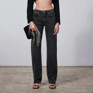 Zara Jeans - Ett par jättefina och populära svarta jeans från Zara med slitningar längst ner. Mid Rise. Säljer för att dom inte kommer till användning. I skick som nya💕 Storlek 40 men passar även storlek 38. Köpta för 429kr, säljer för 279kr