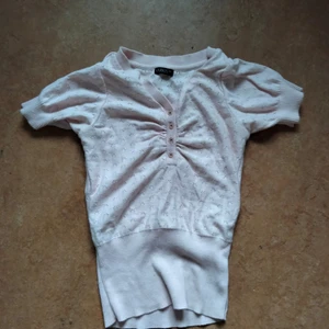 Söt ljusrosa blus/kofta - Den är för liten på mig så kan ej visa, men den är lite piggare upptill och tightare nedtill. Jag har aldrig använt den.