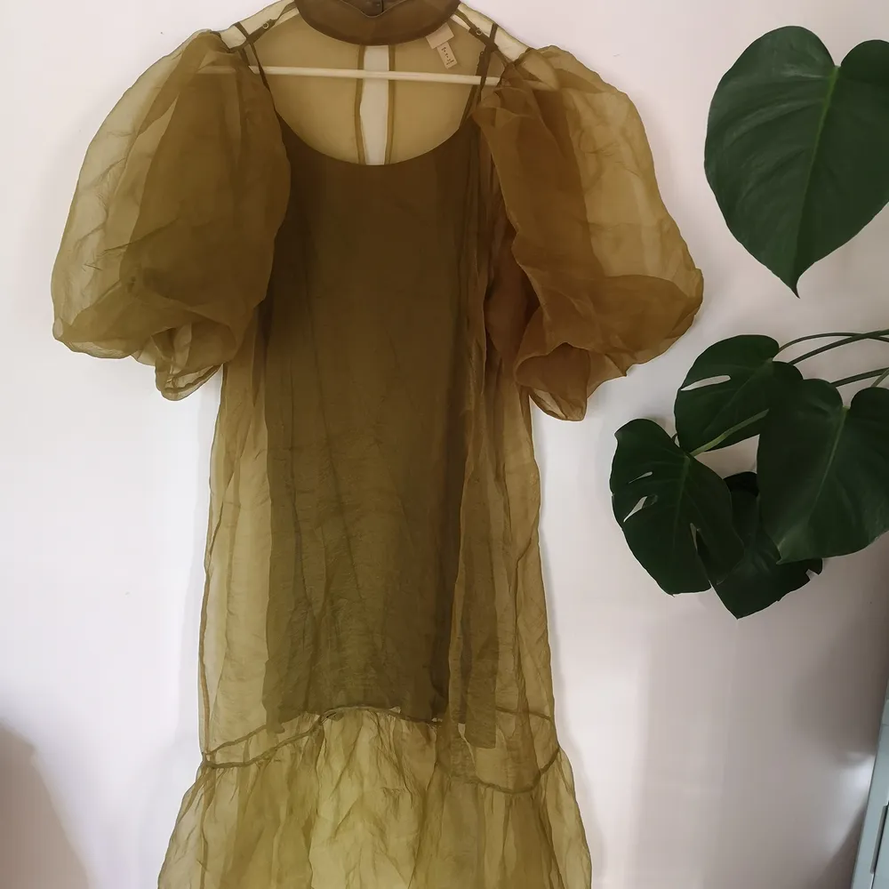 Superfin organza klänning från h&m. Inköpt för två somrar sen använd en gång. Grön-gul i färgen. . Klänningar.