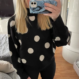 Prickig tröja🤍🖤 - Prickig tröja från H&M i storlek xs, använt skick🤍Betalning via Swish, fraktkostnader tillkommer🖤