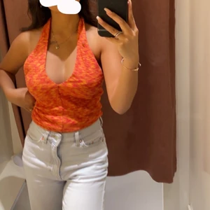 Halterneck topp - En topp som man kan ha den så som jag har på bilden eller som halterneck i storleken XS från Gina och är helt slutsåld