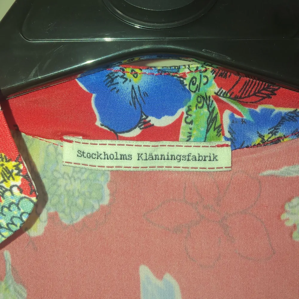 En röd blommig sommar klänning från Stockholms klänningafabrik, använd 1 gång, nyskick, nypris 1399 ✨Frakt +45✨. Klänningar.