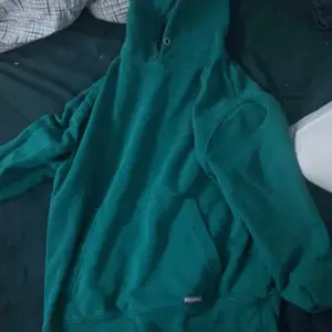 säljer den här gröna hoodien som inte används längre